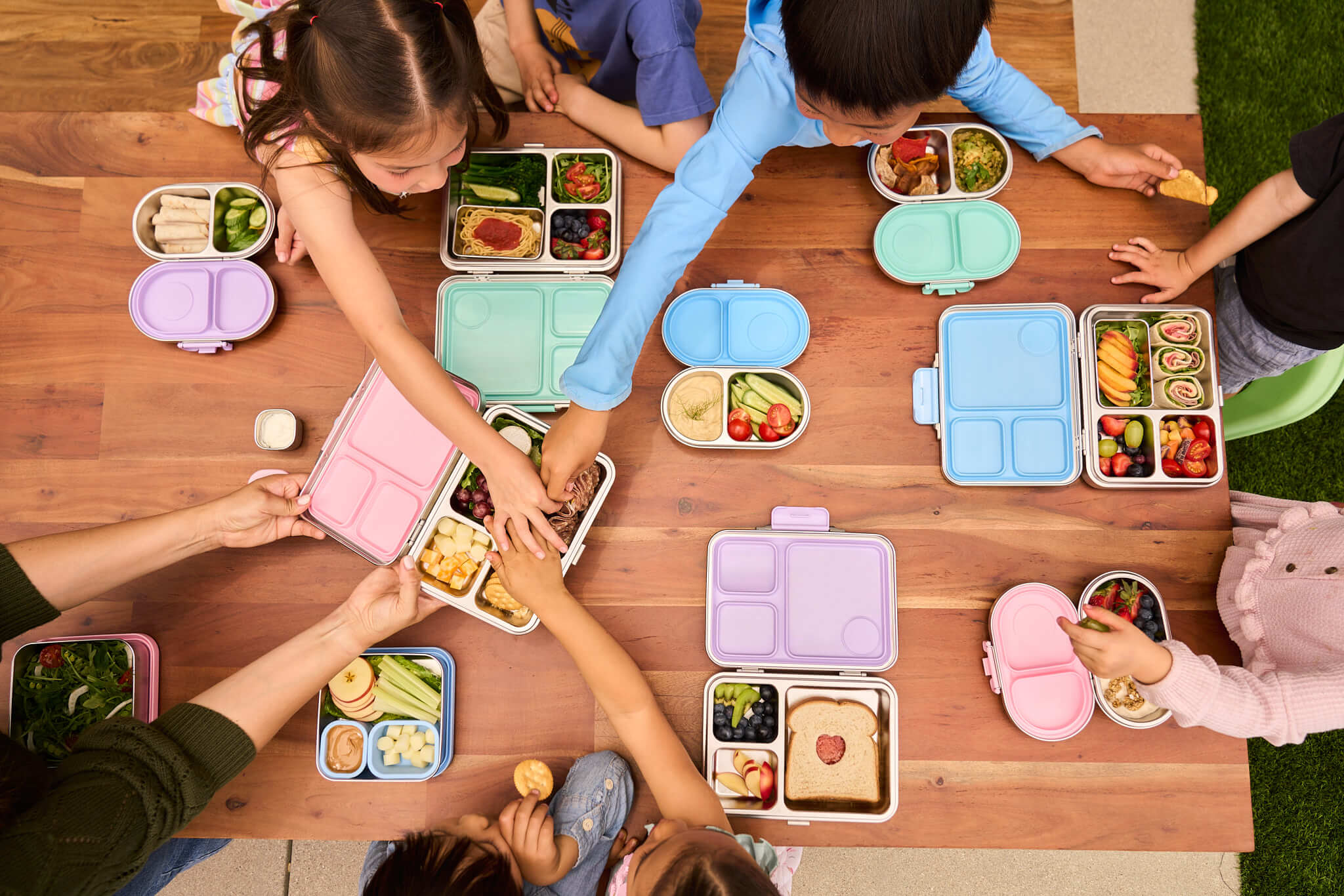 Kids sharing food with nontoxic stainless steel bento lunch boxes and containers