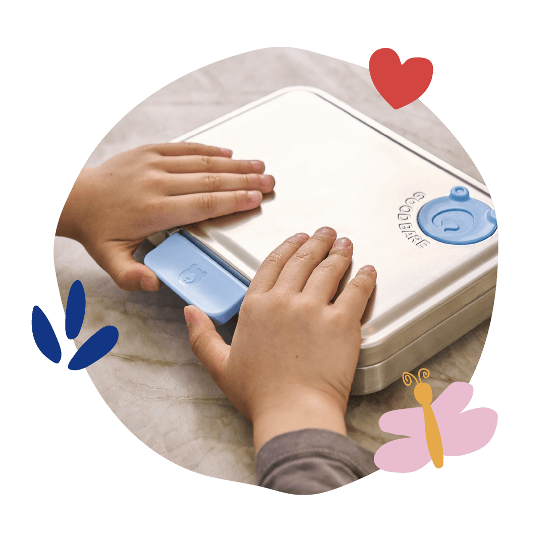 Child's hands easily opening Good Bare stainless steel lunch box with blue latch